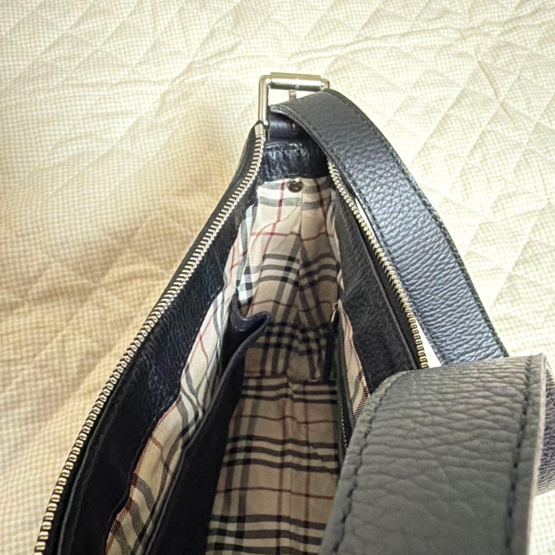 バーバリー　ハンドバッグ、肩掛け　黒　革製品　内側チェック柄　【値下げ不可】