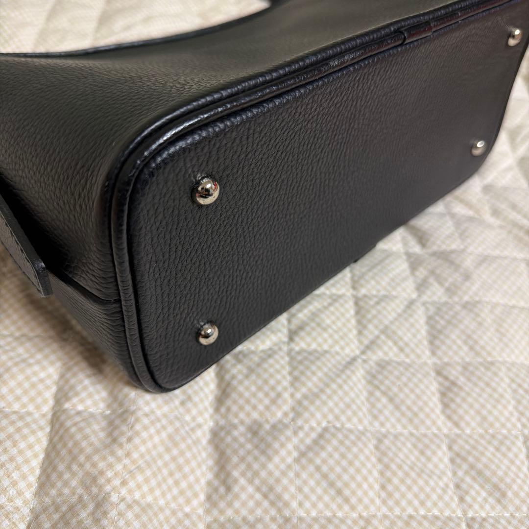 バーバリー　ハンドバッグ、肩掛け　黒　革製品　内側チェック柄　【値下げ不可】