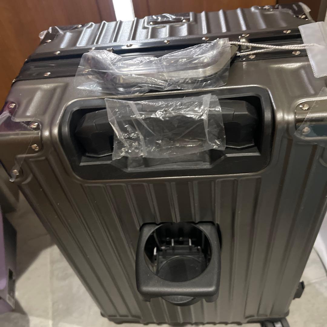 キャリーケース　2〜3泊　グレー 合金