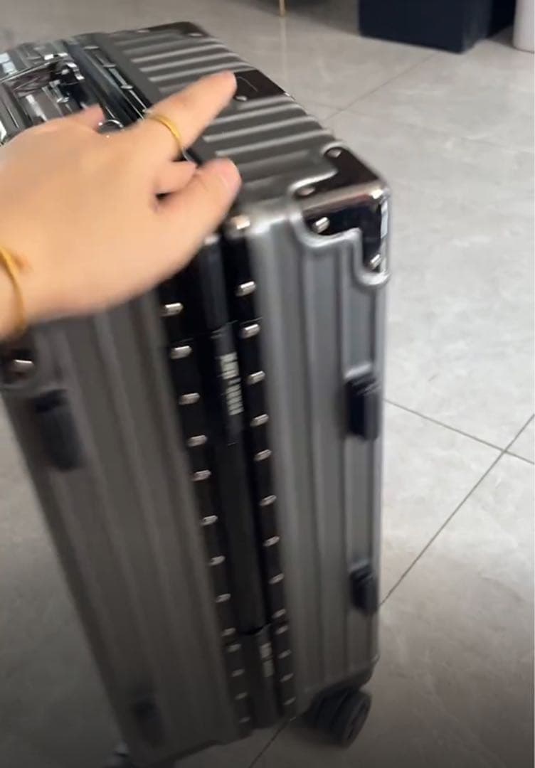 キャリーケース　2〜3泊　グレー 合金