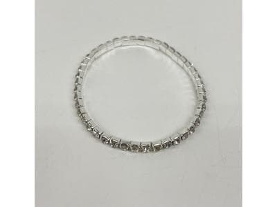 小野六花さんがパチンコ店来店時に着用した銀色のブレスレットに色紙とチェキ