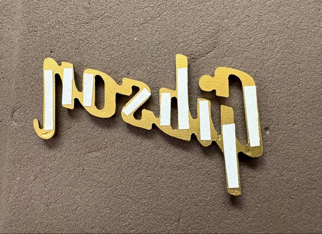 ち*須様 レイズドロゴ　ゴールド