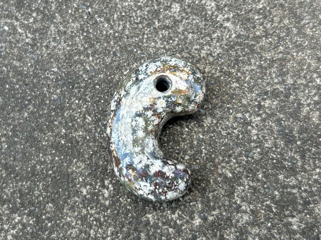 錦石　花紋石勾玉