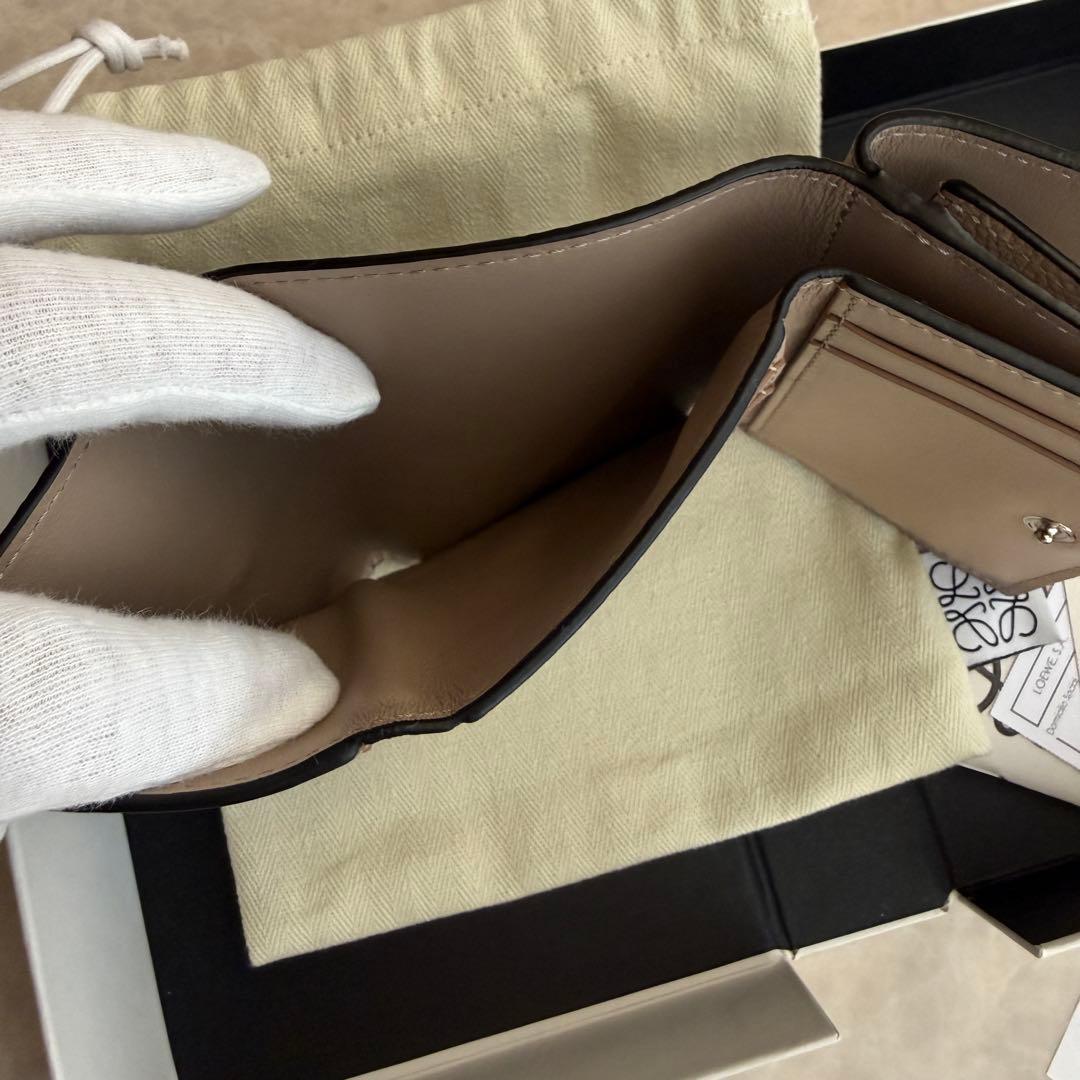 ロエベ アナグラム トライフォールド ウォレット（ペブルグレインカーフ）サンド