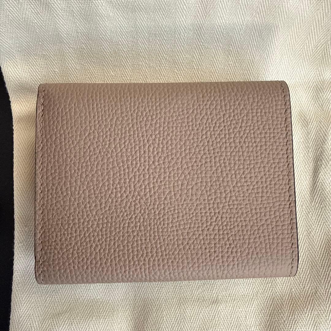 ロエベ アナグラム トライフォールド ウォレット（ペブルグレインカーフ）サンド