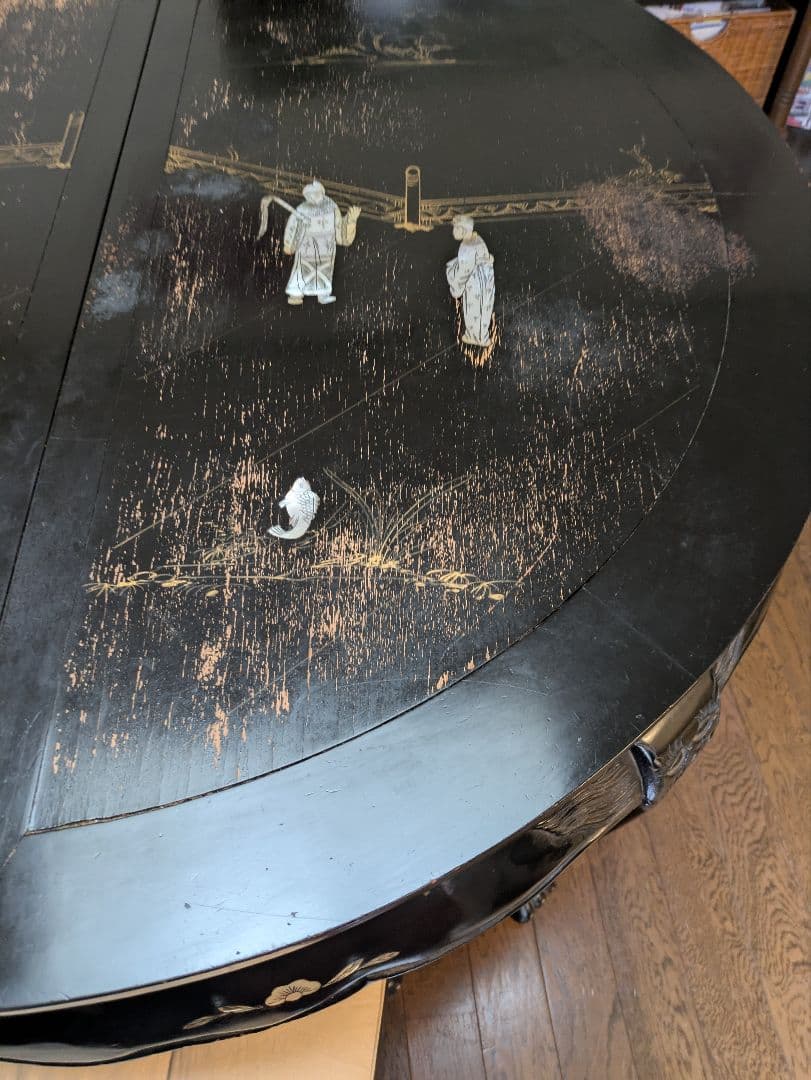 ガ*)様 【賀】黒色漆塗り 円形座卓 金箔装飾　中国