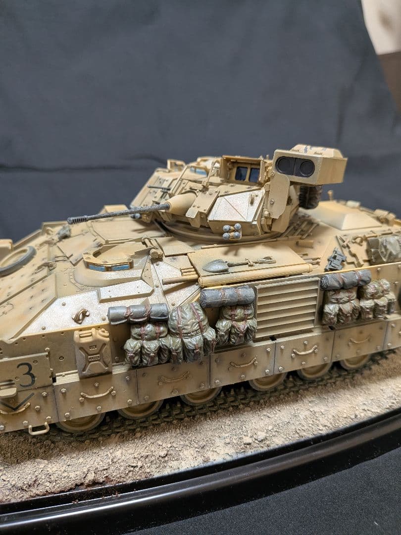 1/35 M2A2 ODS ブラッドレー歩兵戦闘車 完成品