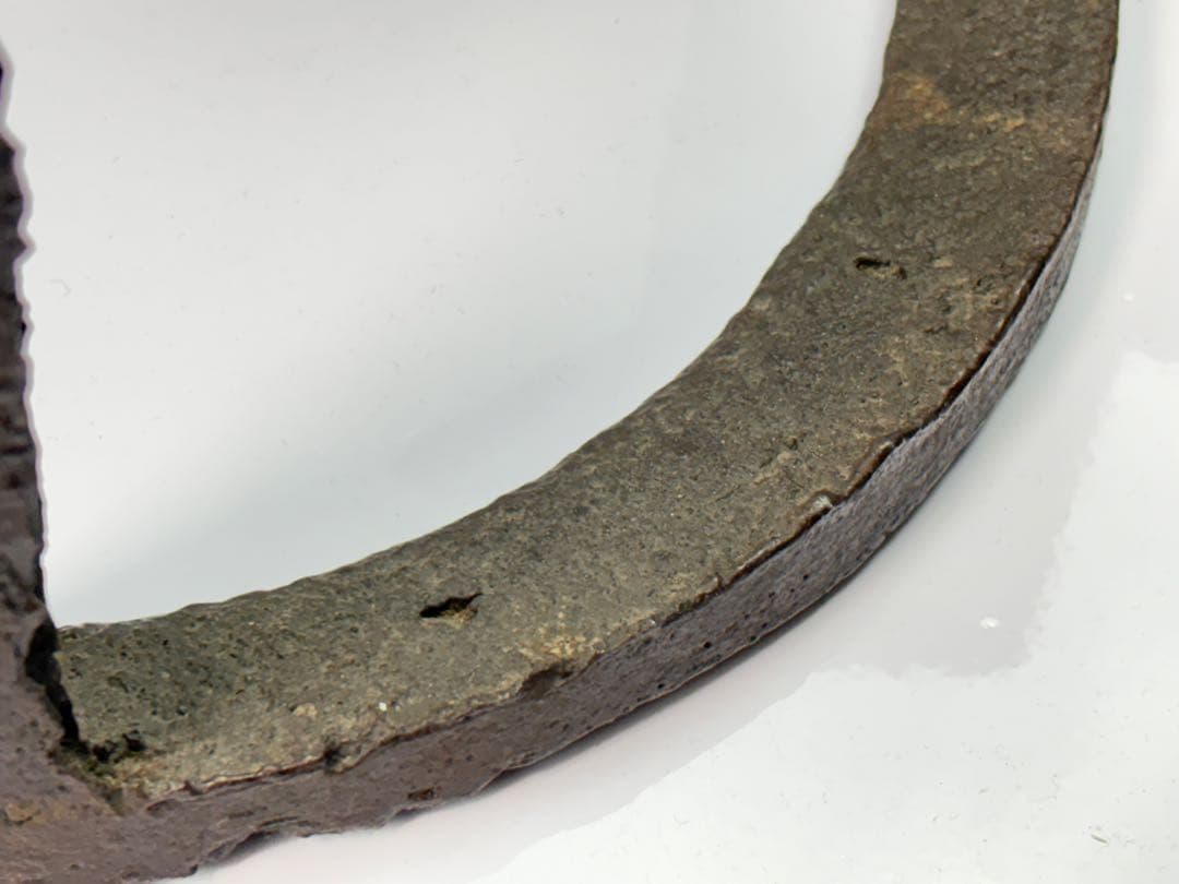 釜師【畠春斎】造 鉄製 笹爪虫喰 五徳 共箱 R811104