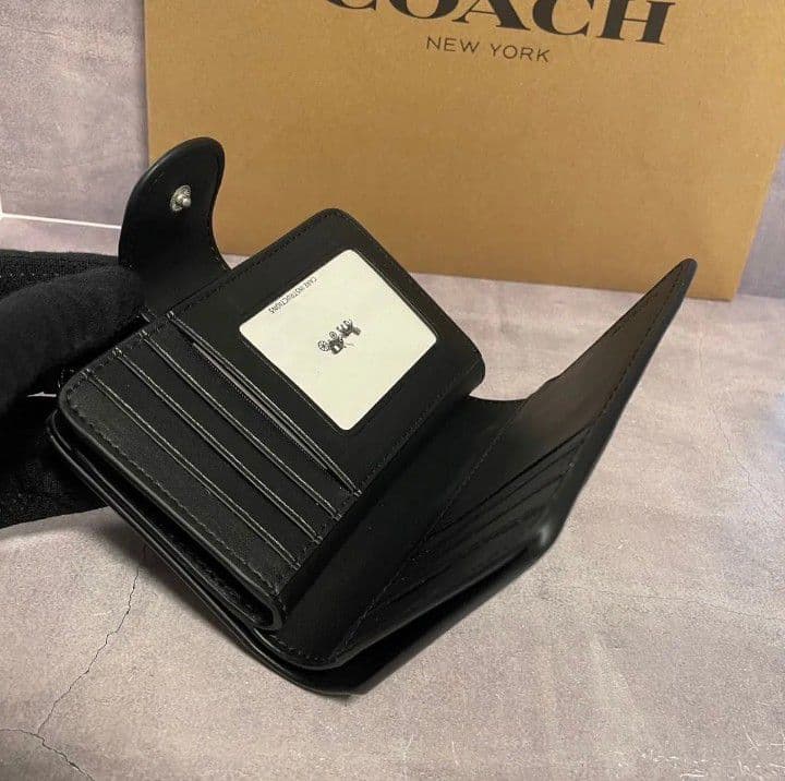新品未使用コーチ二つ折り財布ブラックシグネチャーレディースメンズ送料無料即日発送