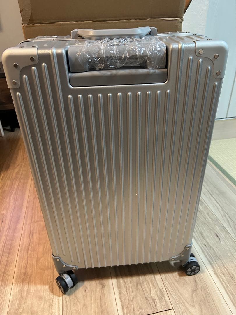 新品⭐️スーツケース⭐️アルミフレームタイプ 超軽量 大容量 シルバー Mサイズ