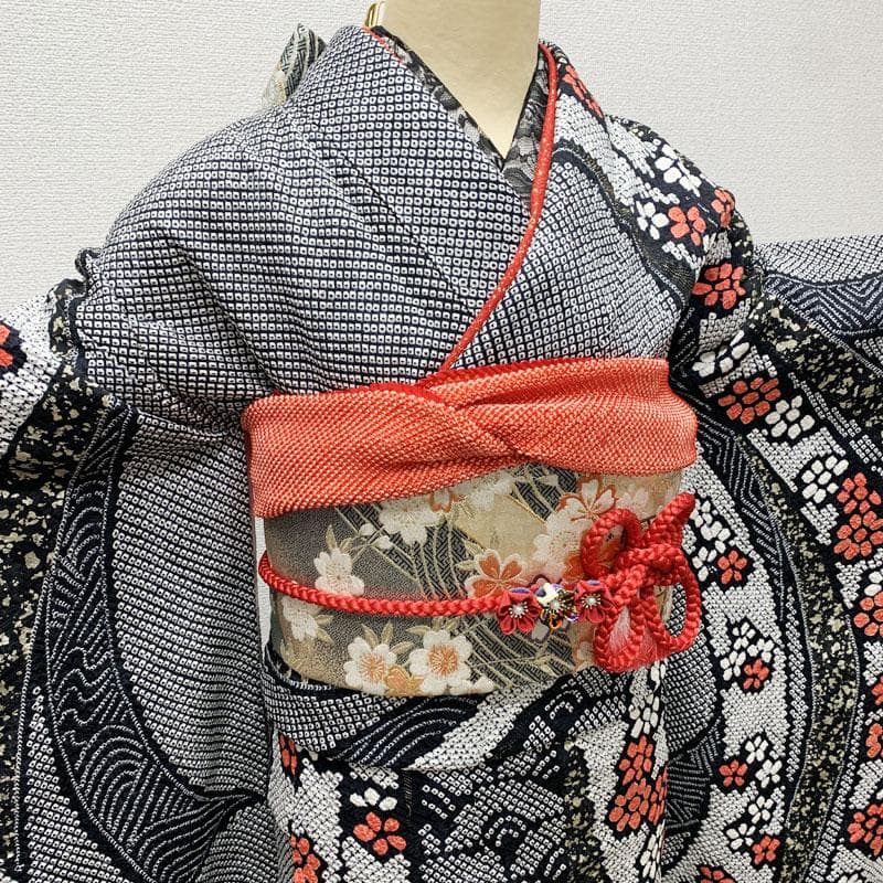 412z13☆振袖 総絞り 金彩 束ね熨斗 青海波 黒☆美品 成人式 結婚式