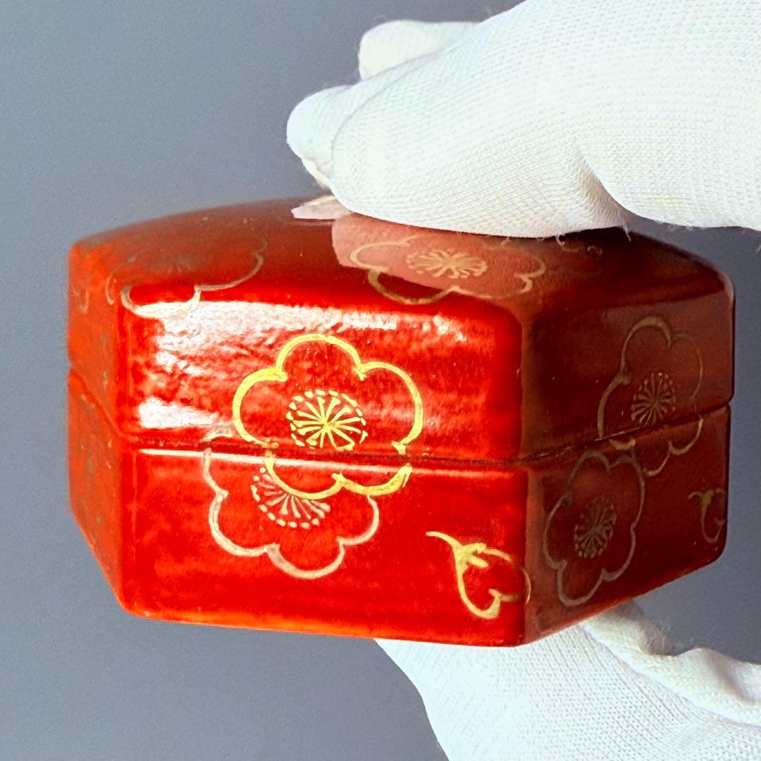 国重要無形文化財　十三代酒井田柿右衛門　濁手　梅花文　濃赤　香合　茶道具　共箱