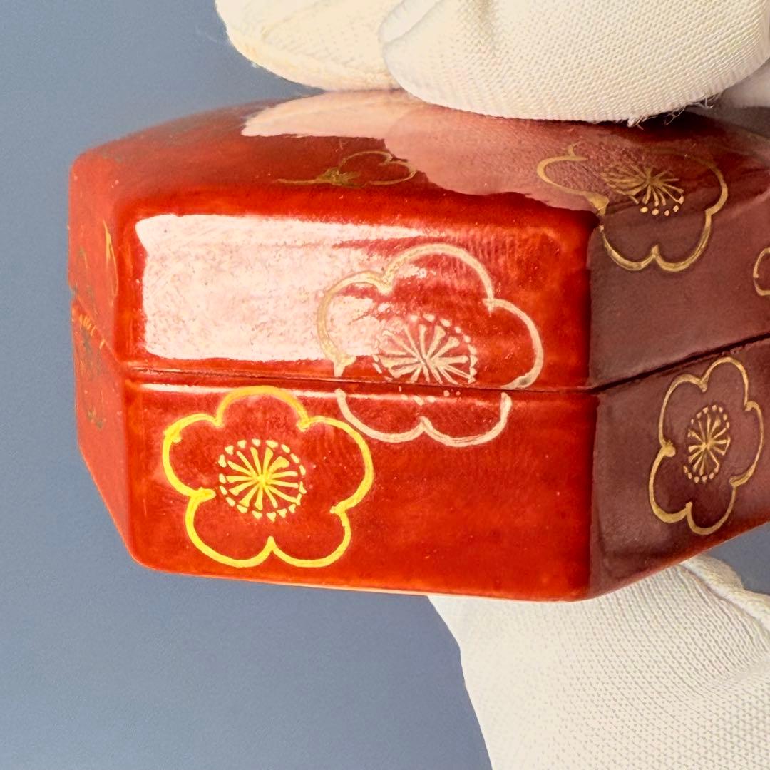 国重要無形文化財　十三代酒井田柿右衛門　濁手　梅花文　濃赤　香合　茶道具　共箱