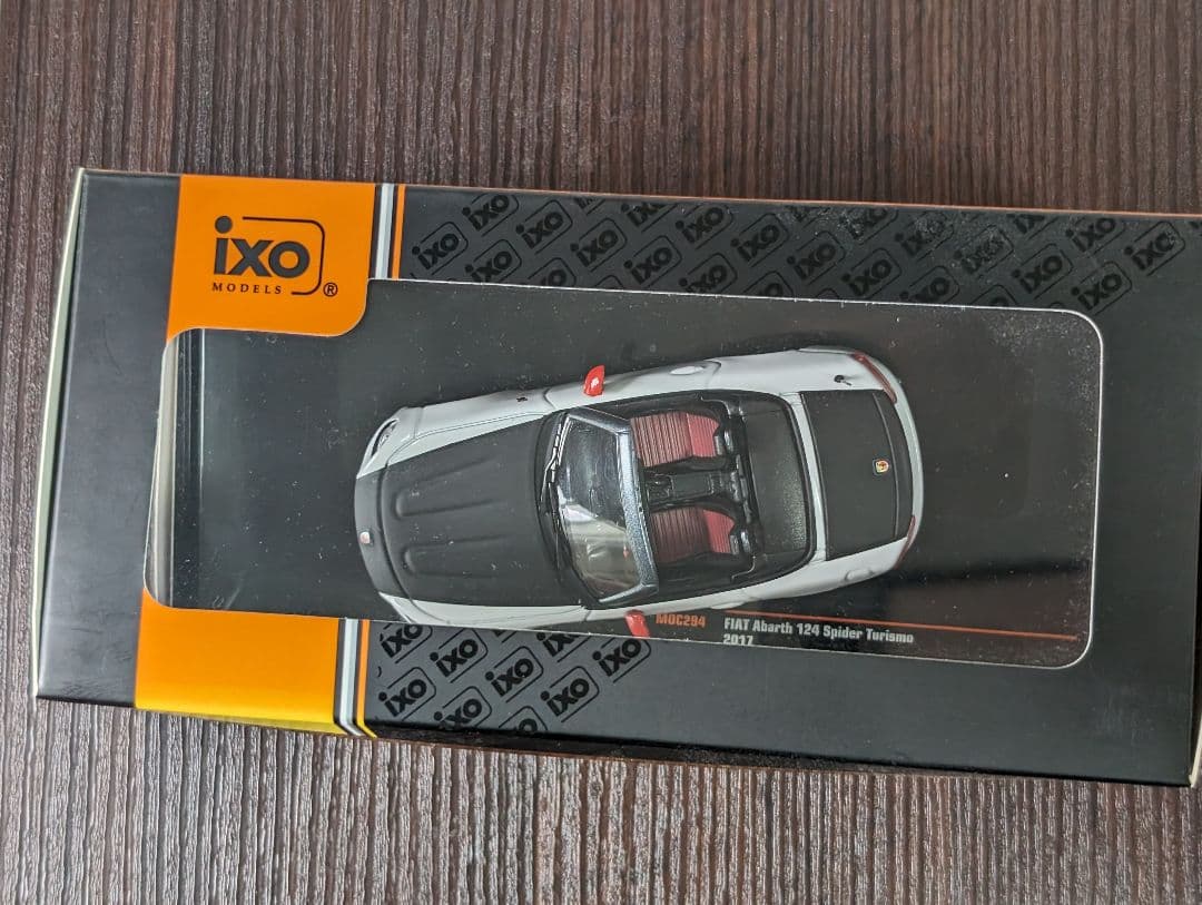 ixo アバルト 124スパイダー 1/43 ミニカー　おまけ トミカ 付き