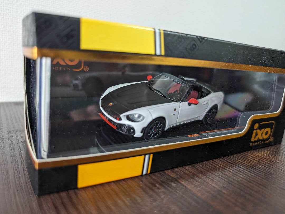 ixo アバルト 124スパイダー 1/43 ミニカー　おまけ トミカ 付き