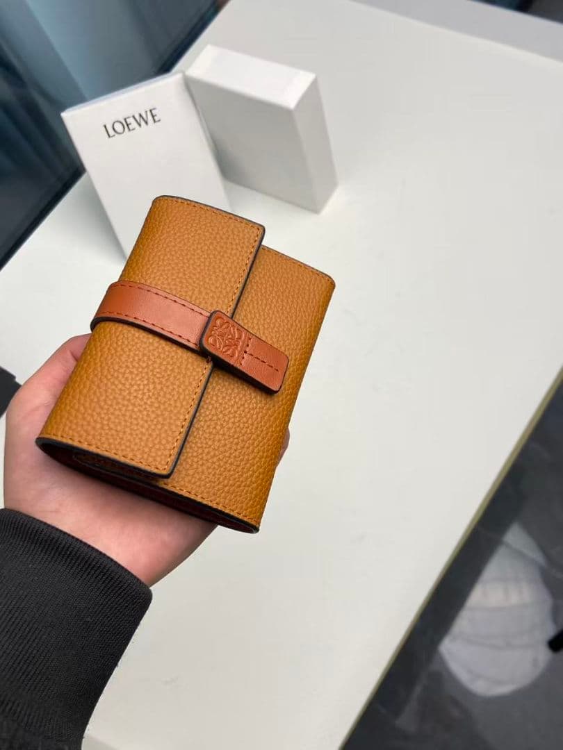 LOEWE ブラウンレザー 三つ折り財布