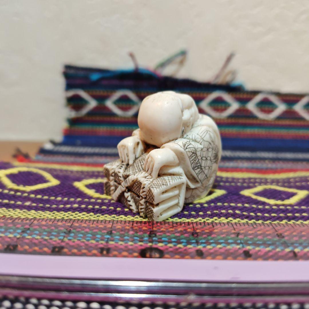 時代提物 人物根付 天然素材 【一休みする小僧】高さ約3.3cm 重さ約28ｇ