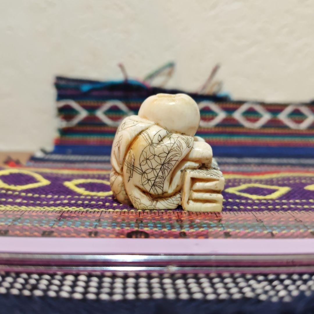 時代提物 人物根付 天然素材 【一休みする小僧】高さ約3.3cm 重さ約28ｇ