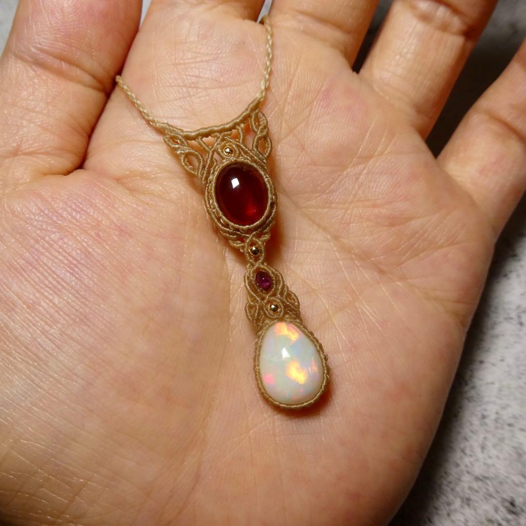 ガーネットとオパールのマクラメネックレス