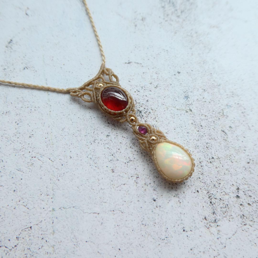 ガーネットとオパールのマクラメネックレス