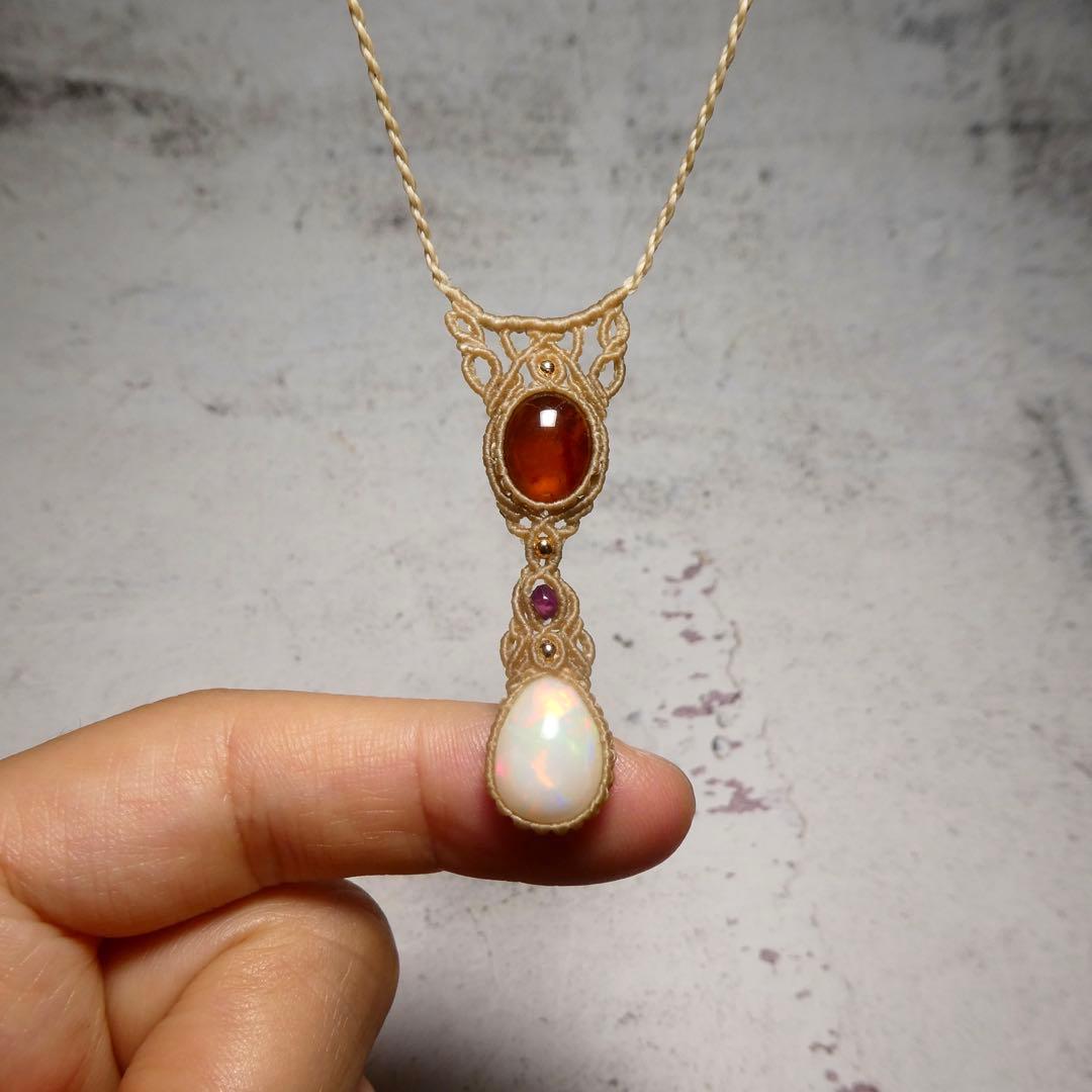 ガーネットとオパールのマクラメネックレス