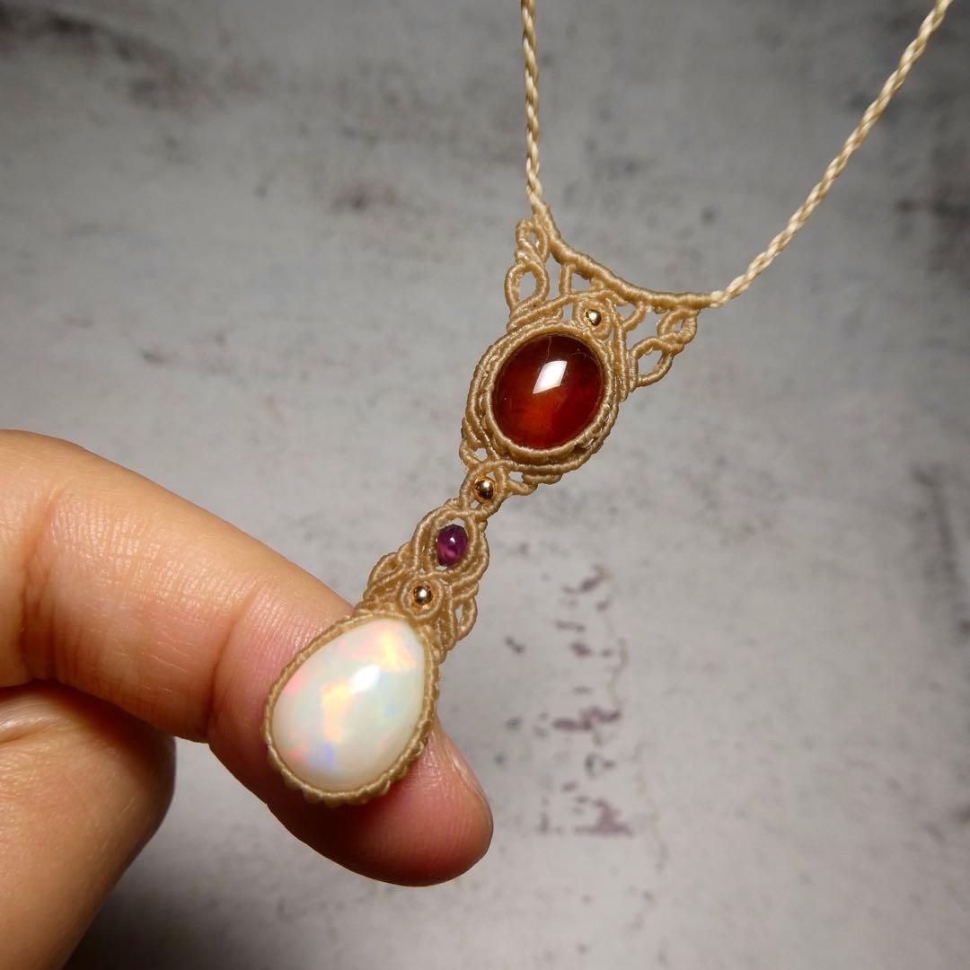 ガーネットとオパールのマクラメネックレス