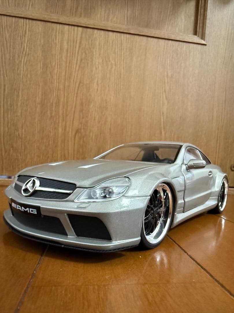 Mercedes-Benz AMG シルバー ミニカー 1/18