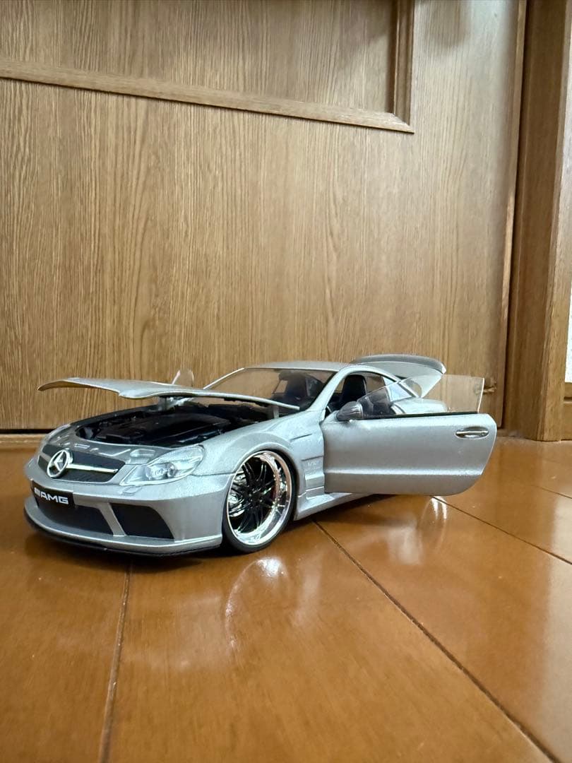 Mercedes-Benz AMG シルバー ミニカー 1/18
