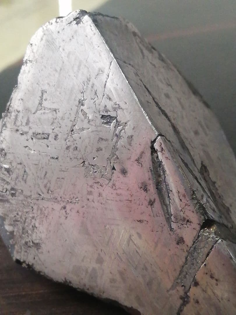 ★『超隕石』隕石原石　 969g　 隕石内部 表面は『鏡面仕上げ』になっています