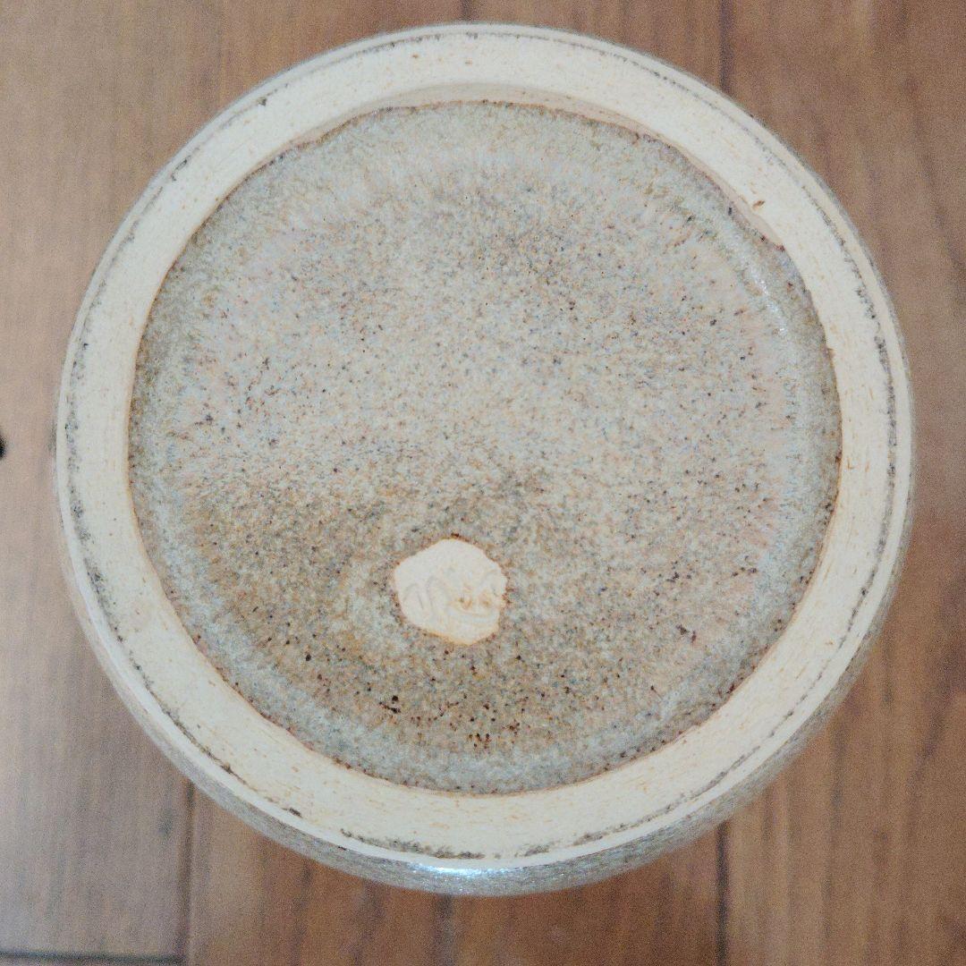 京都清水焼。谷口良三作 緑とベージュの花瓶 人のシルエット彫刻入り