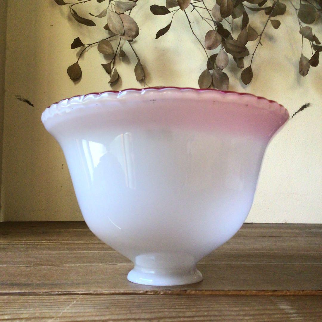 No4174 手吹き　九州明治びいどろ　乳白赤縁ガラス　ランプシェード　送料無料