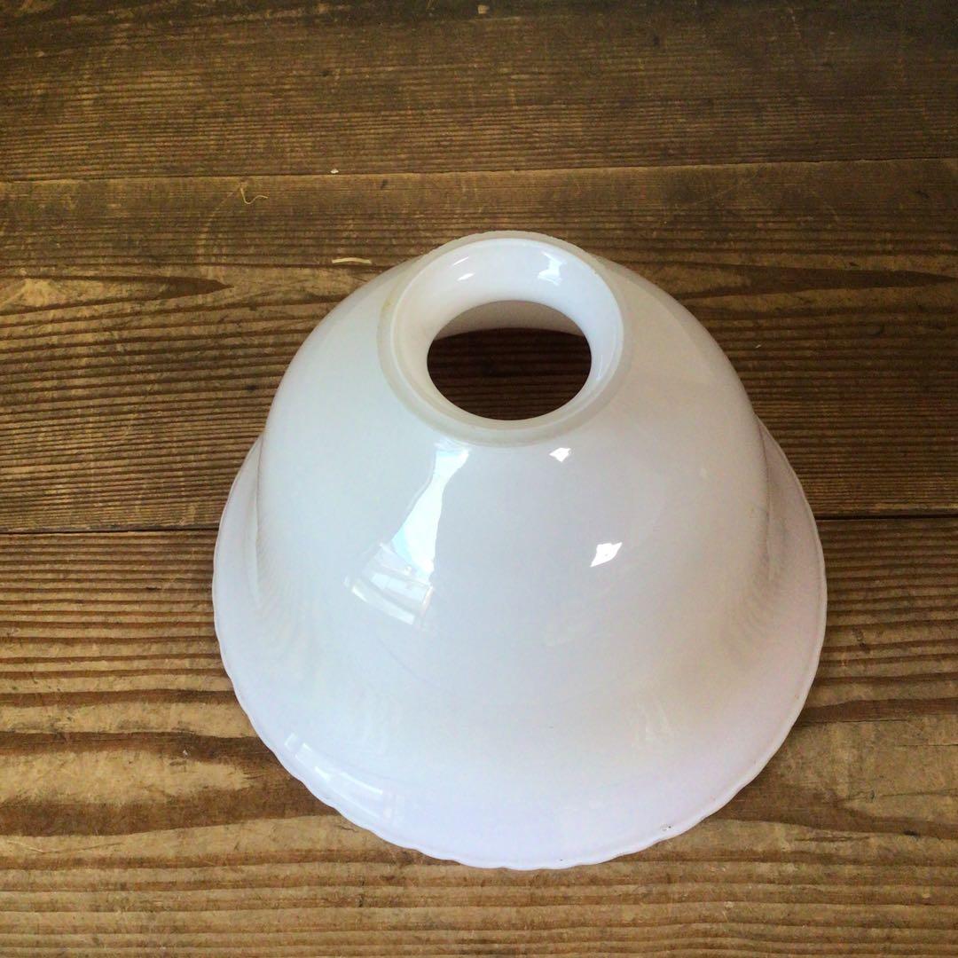 No4174 手吹き　九州明治びいどろ　乳白赤縁ガラス　ランプシェード　送料無料