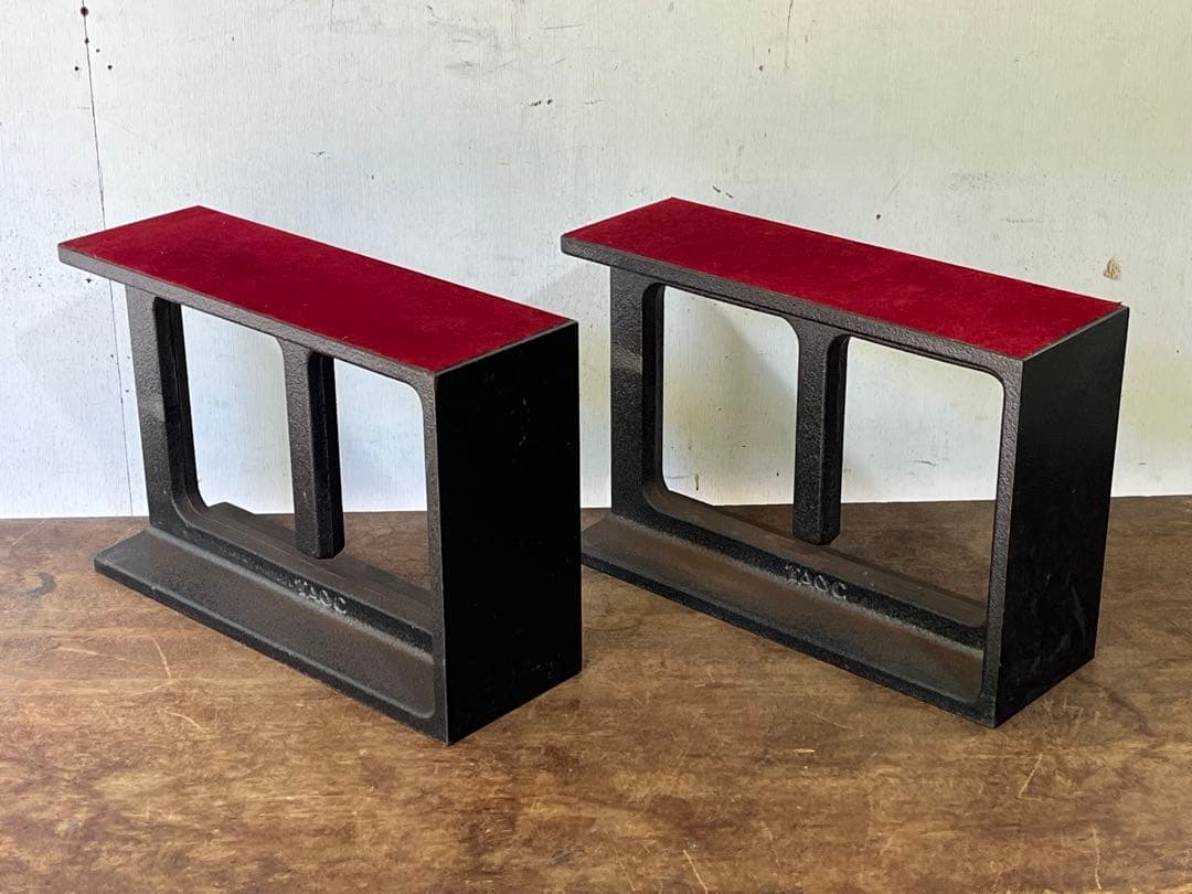 ②古いTAOCスピーカースタンド 鋳鉄製 赤クッション付き2個