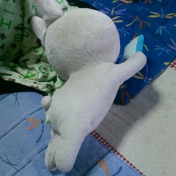 LINEコニーぬいぐるみ　スマホ見るコニー