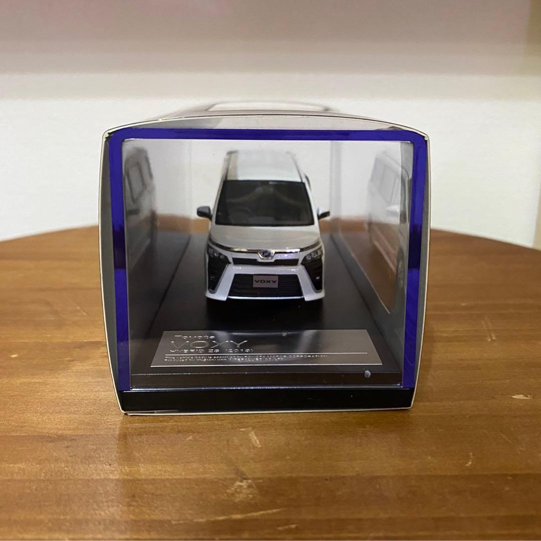 TOYOTA VOXY トヨタ ヴォクシー ミニカー 80系 ホワイト