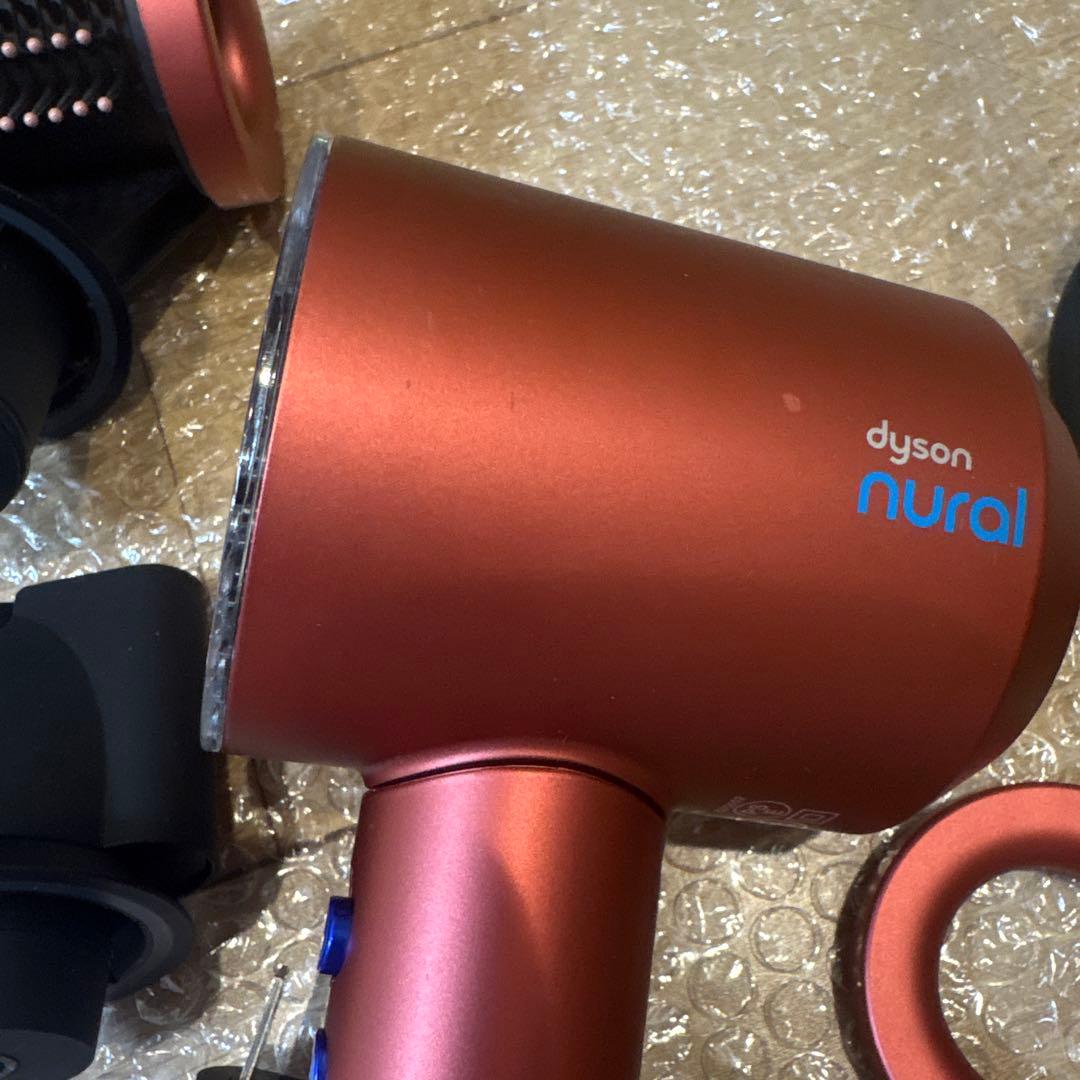ダイソンドライヤー　RED