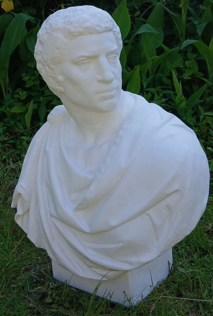 ブルータス胸像(高さ85cm)