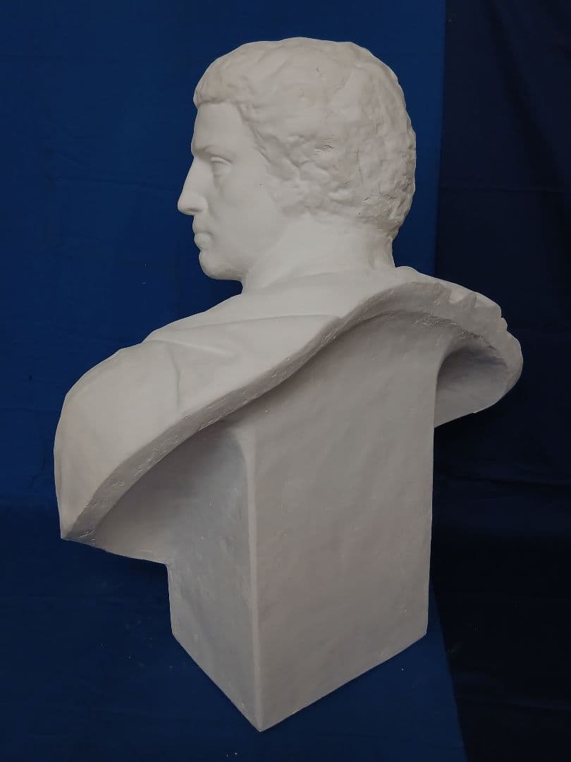 ブルータス胸像(高さ85cm)