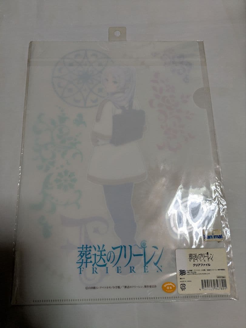 フリーレンフィギュアと他にカード3枚、クリアファイル2枚、財布、カードケース付き