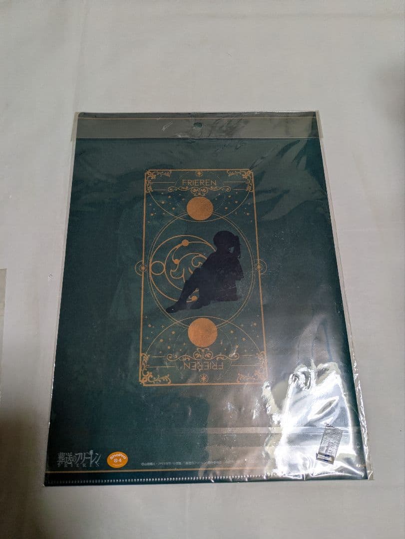 フリーレンフィギュアと他にカード3枚、クリアファイル2枚、財布、カードケース付き