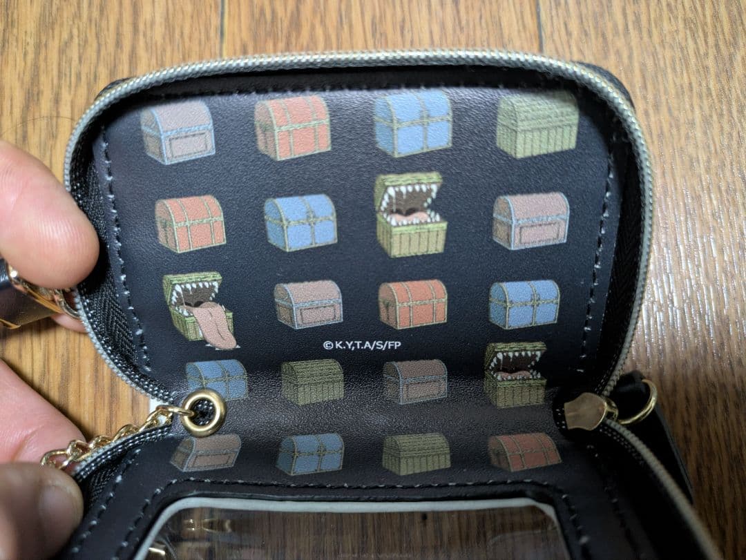 フリーレンフィギュアと他にカード3枚、クリアファイル2枚、財布、カードケース付き