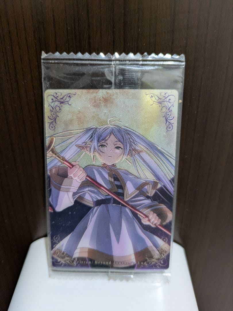 フリーレンフィギュアと他にカード3枚、クリアファイル2枚、財布、カードケース付き