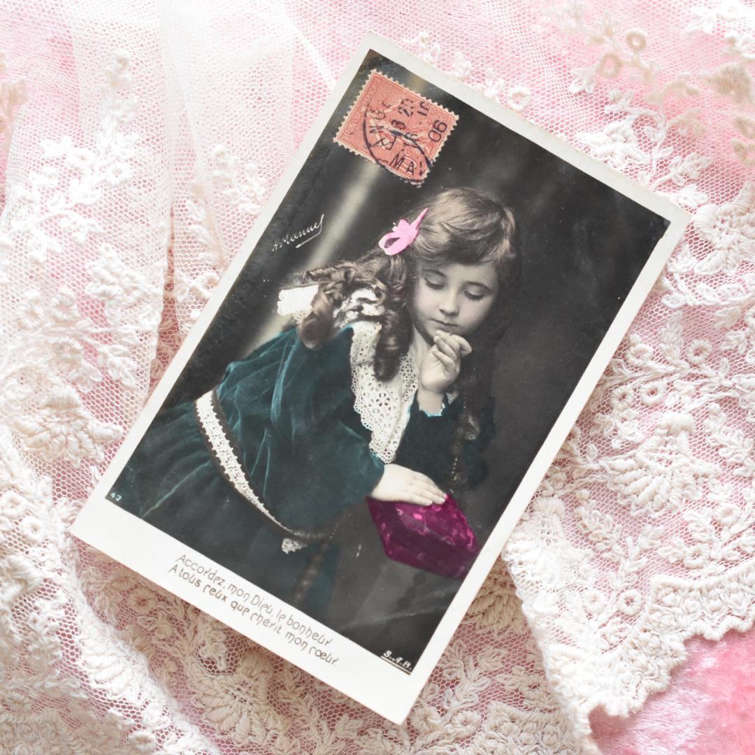 アンティークポストカード　ロザリオを見つめる美しい少女