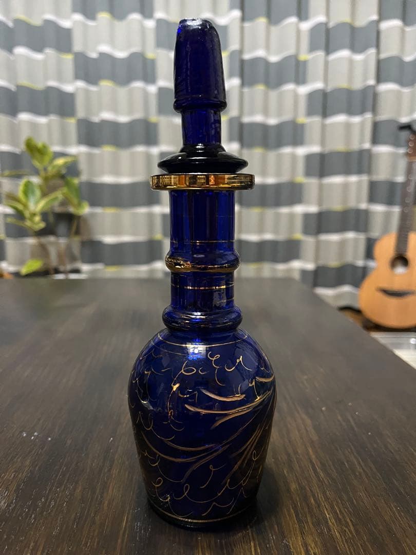 デキャンタ 美しい青色のガラス製装飾品