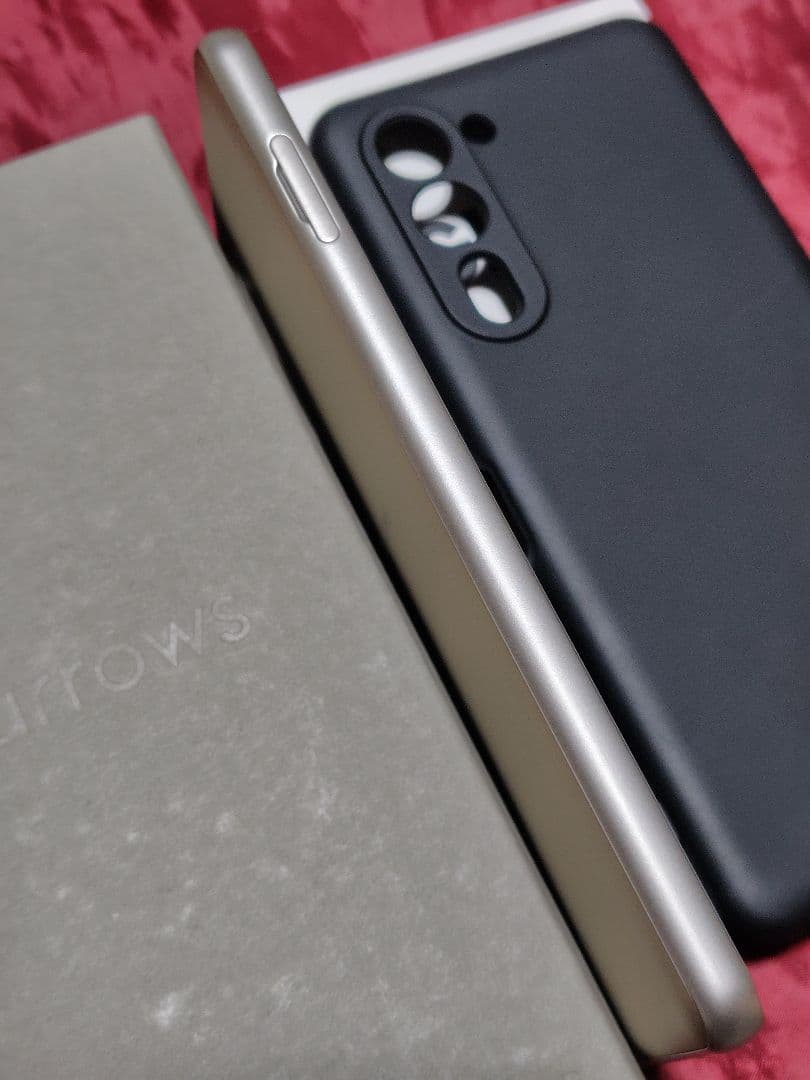 【ほぼ新品】FCNT　arrows We2 Plus　M06　シャンパンシルバー