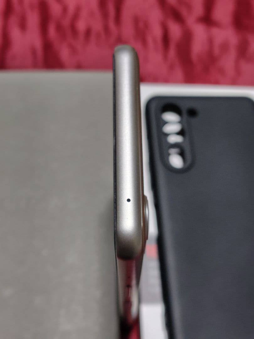 【ほぼ新品】FCNT　arrows We2 Plus　M06　シャンパンシルバー