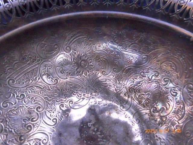 アンティークです。英国マッピン＆ウェッブの脚付き コンポート アカンサス模様