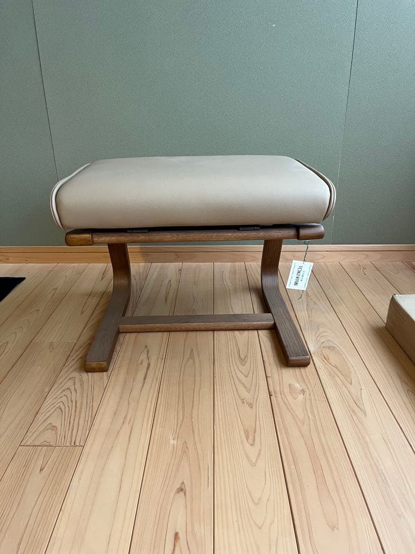 フジファニチャー製オットマン