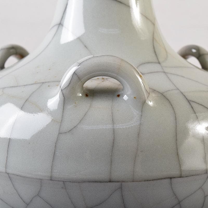 中国　大清乾隆年製款　哥窯　白磁　金糸鉄線　氷裂文　三足瓶　M　7993E