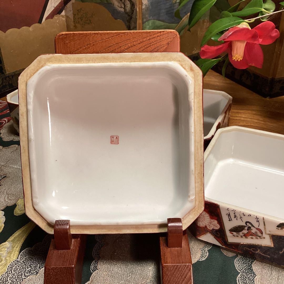 A1040 時代物　九谷焼　金襴手　百人一首カルタ紋様　４段重箱　（箱付）